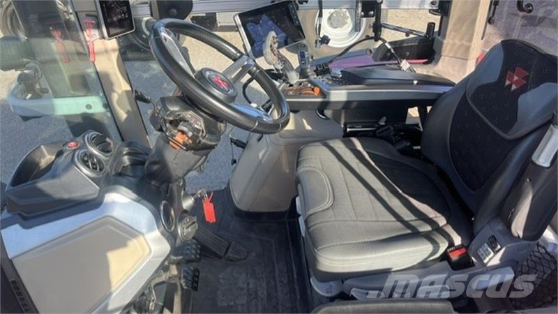 Massey Ferguson 8S205 トラクター