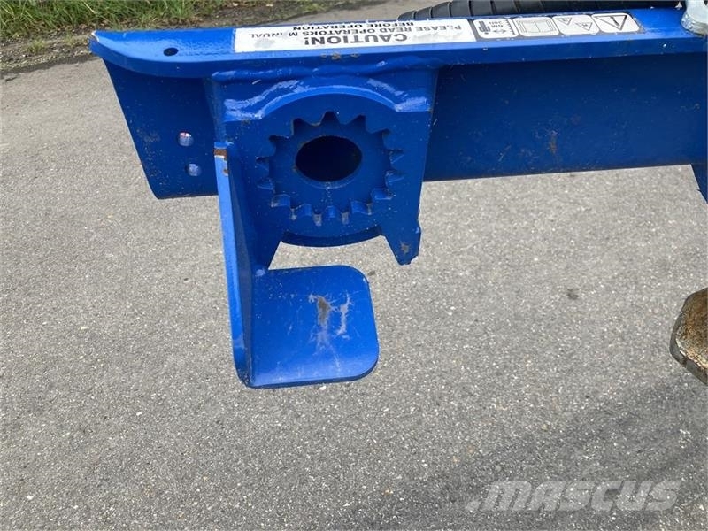 Auger Torque T 150 Monteret med ophæng der passer på Hydrema sk Kantklipper