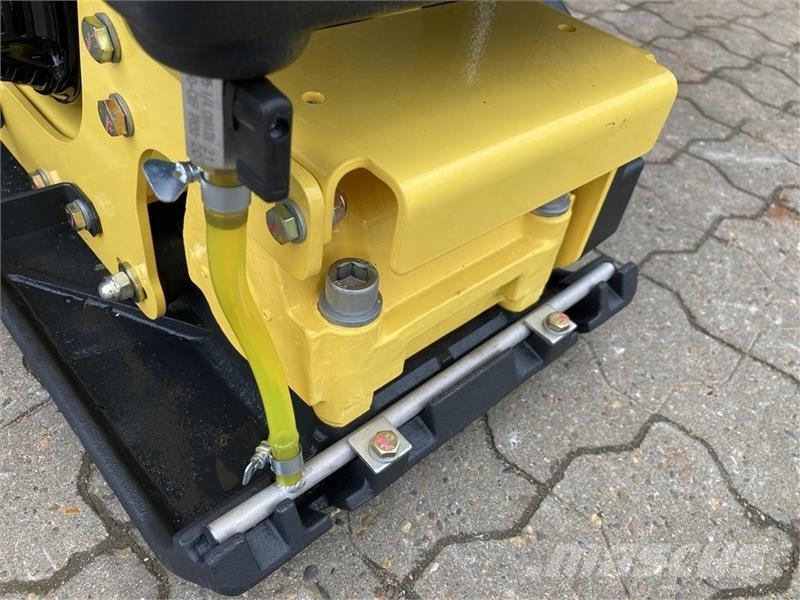 Bomag BVP 10/36 Monteret med vandtank og spredebom دكاكات أفقية