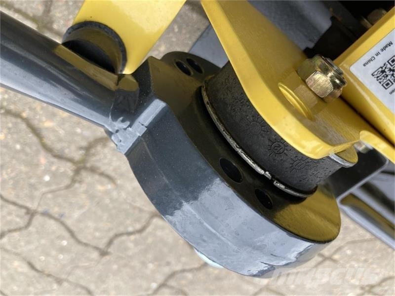 Bomag BVP 10/36 Monteret med vandtank og spredebom دكاكات أفقية