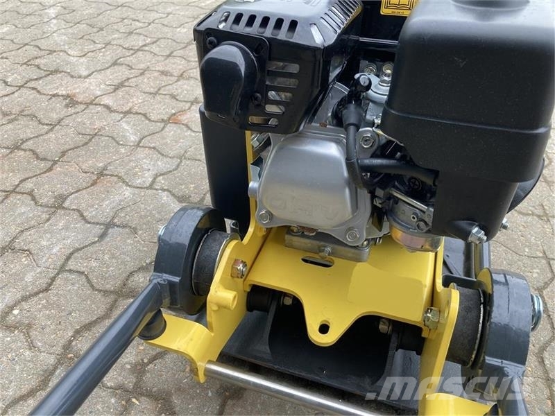 Bomag BVP 10/36 Monteret med vandtank og spredebom دكاكات أفقية