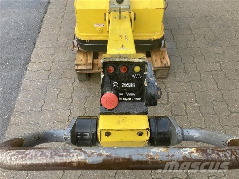 Wacker DPU 100 - 70  750 kg pladevibrator med frem bak Віброплити та вібротрамбовки