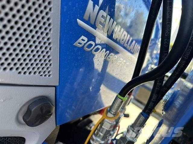 New Holland Boomer 25 C + Sauerburger UMN 1400 Sonstige Landmaschinen