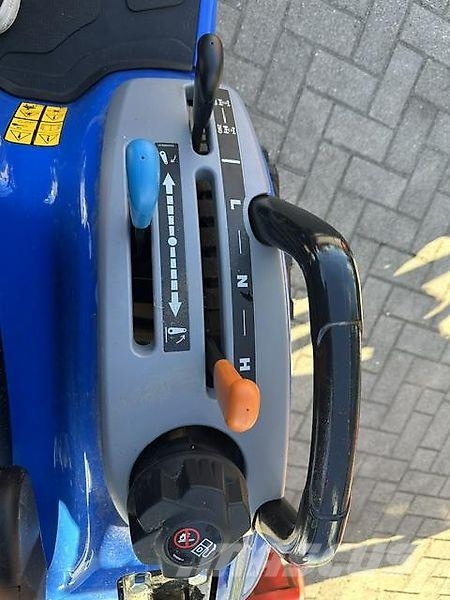 New Holland Boomer 25 C + Sauerburger UMN 1400 Sonstige Landmaschinen