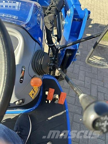 New Holland Boomer 25 C + Sauerburger UMN 1400 Sonstige Landmaschinen