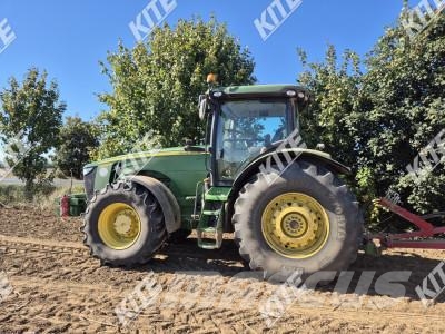John Deere 8335R الجرارات
