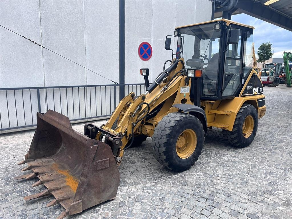 CAT 906 لوادر بعجل
