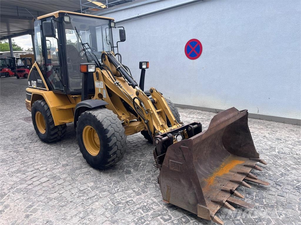 CAT 906 لوادر بعجل
