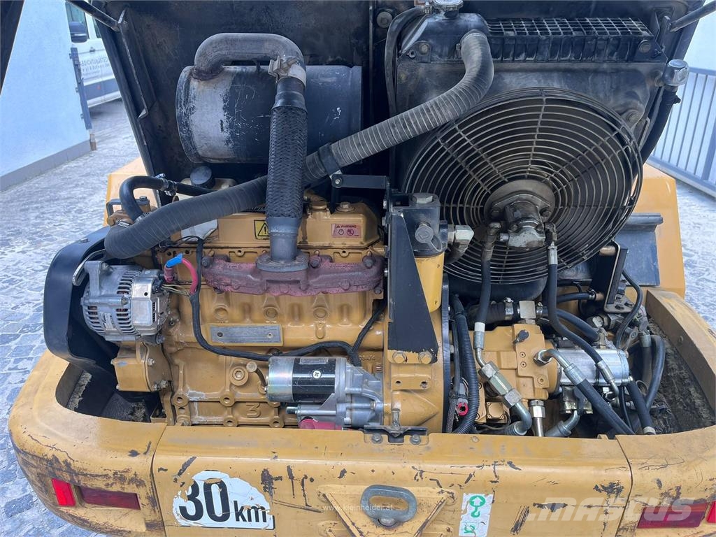 CAT 906 لوادر بعجل