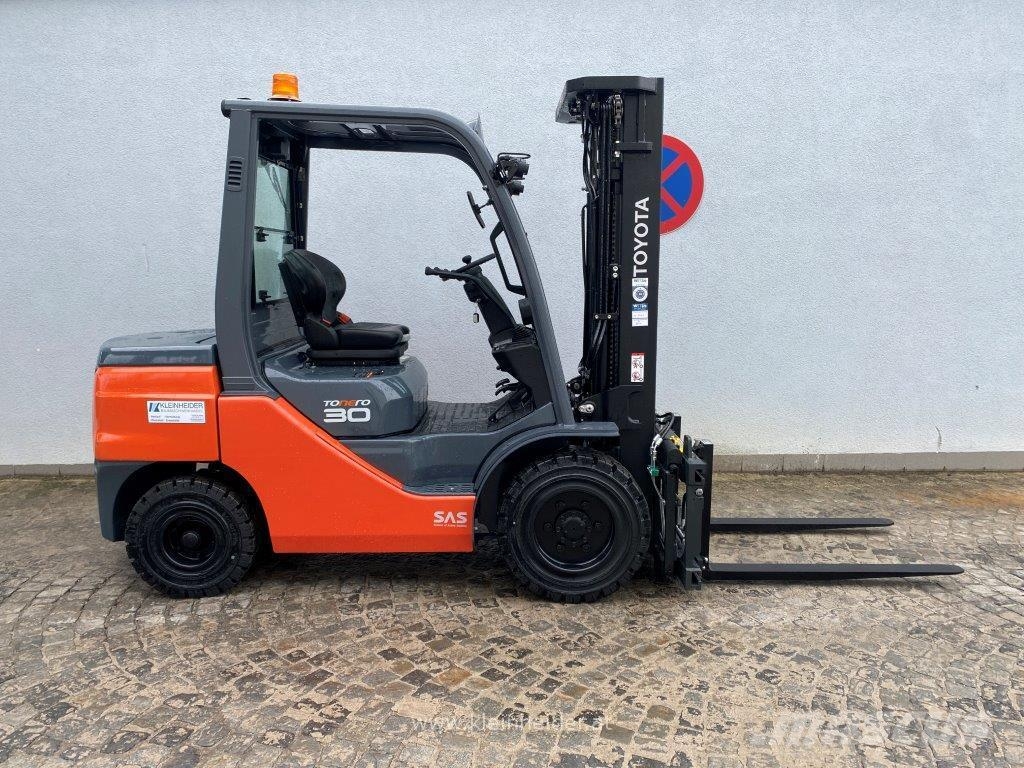 Toyota 52-8FDF30 Вилични кари-повдигачи - други