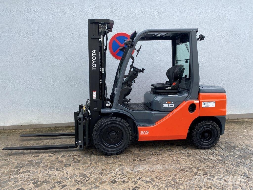 Toyota 52-8FDF30 Вилични кари-повдигачи - други