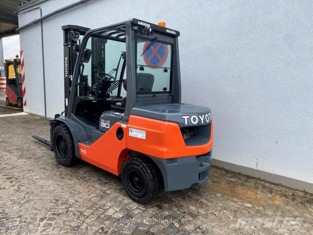 Toyota 52-8FDF30 Вилични кари-повдигачи - други