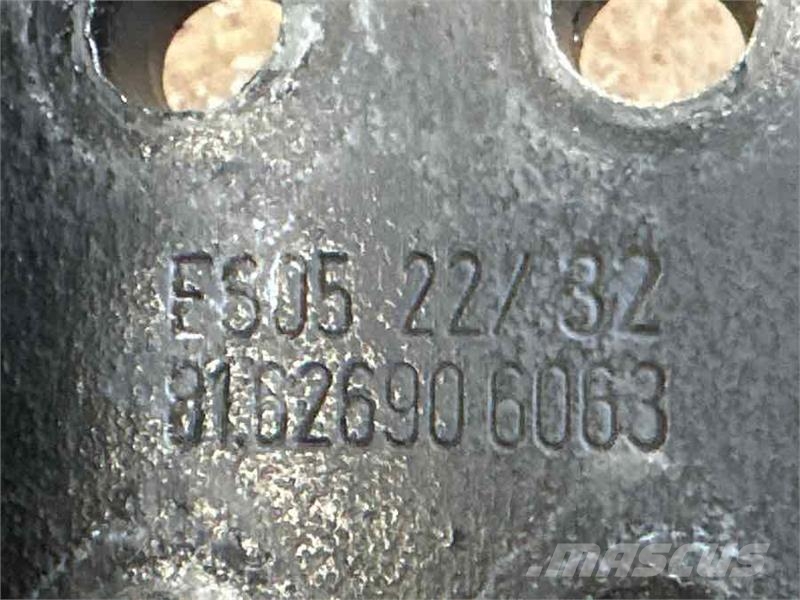 MAN DOOR HINGE 81.62690-6063 Καμπίνες και εσωτερικό