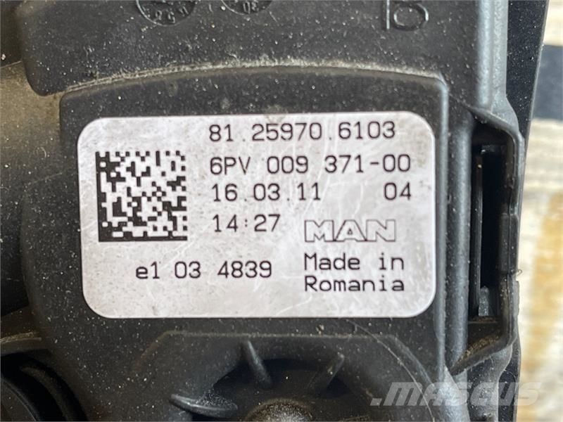 MAN GAS PEDAL 81.25970-6103 Kabine in notranjost