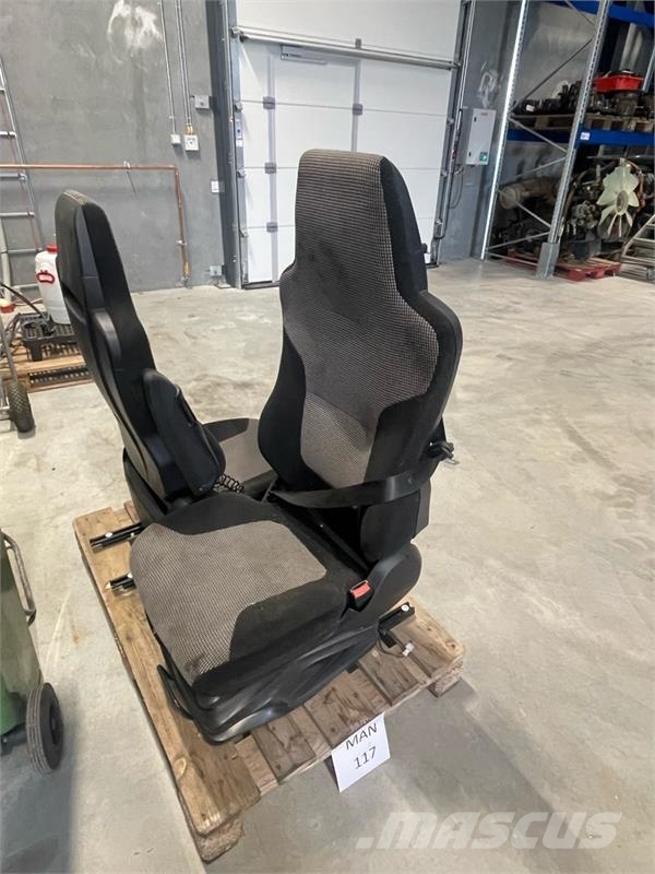 MAN RIGHT SIDE SEAT 81.62307-6562 Kabīnes un interjers
