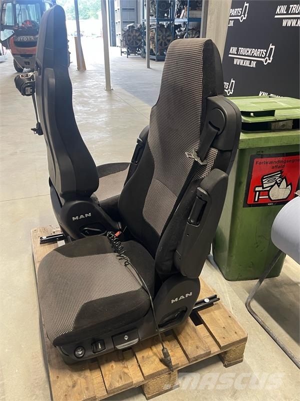 MAN RIGHT SIDE SEAT 81.62307-6562 Kabīnes un interjers