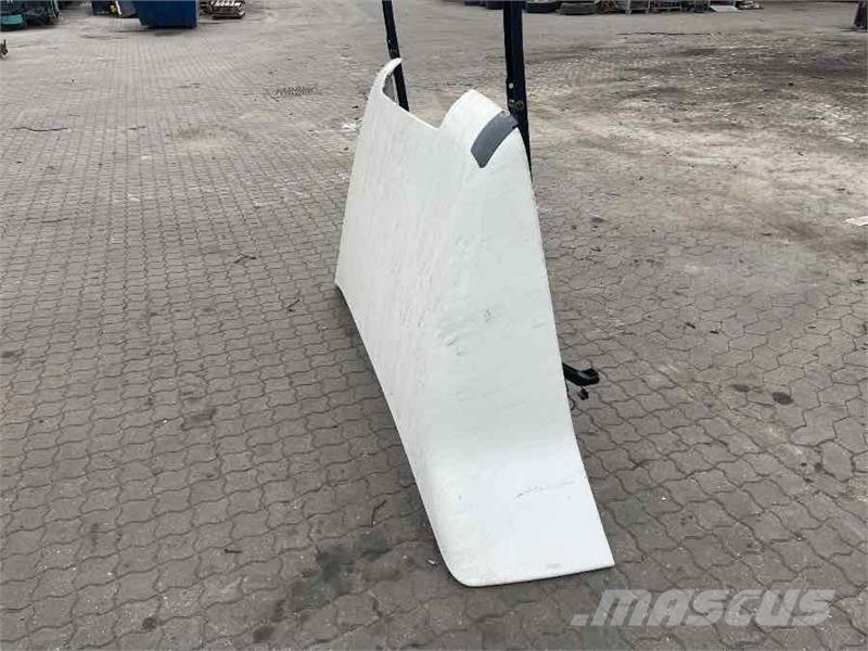 MAN TOP SPOILER 81.62910-0130 Kabīnes un interjers
