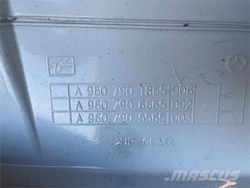 Mercedes-Benz AIR DEFELECTOR LEFT A9607901865 Kabīnes un interjers