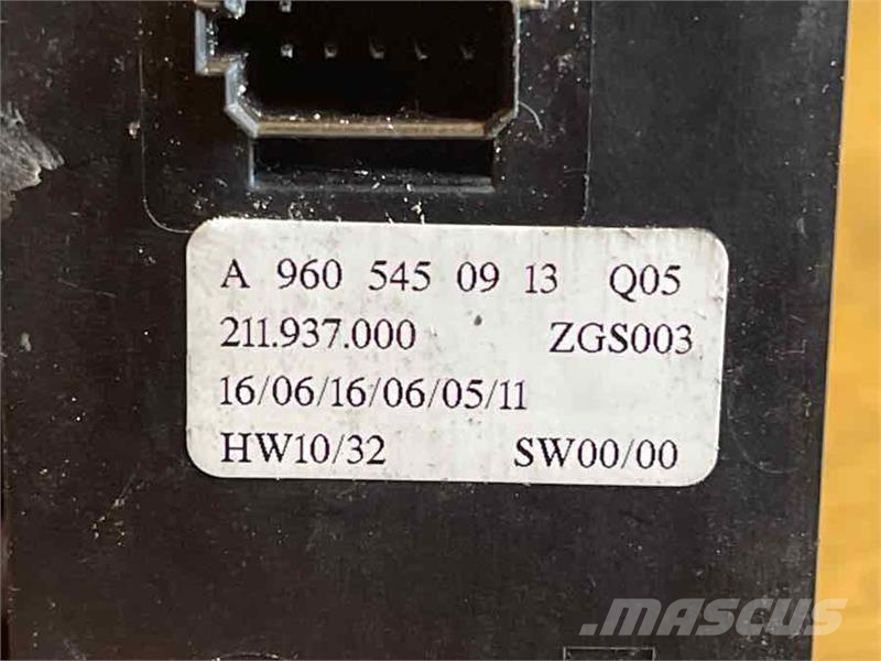 Mercedes-Benz ECU DOOR MODULE A9605450913 Kabīnes un interjers