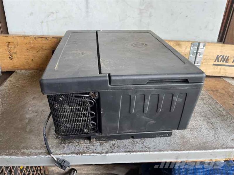Mercedes-Benz FRIDGE A9608201006 Kabīnes un interjers