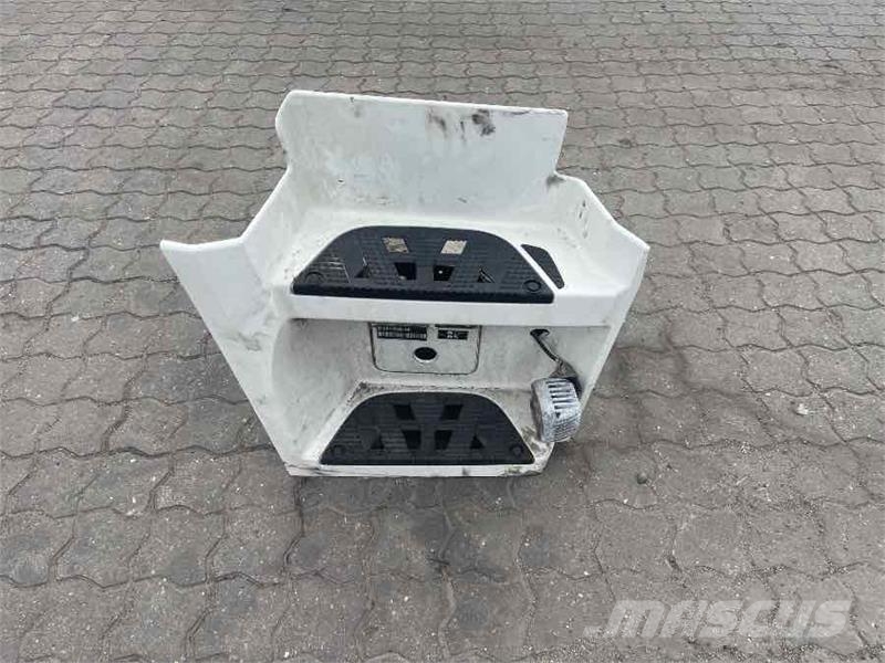 Mercedes-Benz RH STEP WALL A9606665502 Chassis