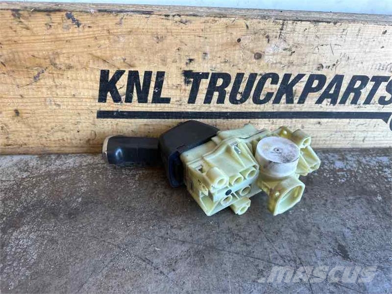 Scania HAND BRAKECONTROL 2301817 Kabīnes un interjers