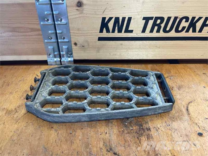 Scania STEP PLATE 2499054 كابينة والداخلية