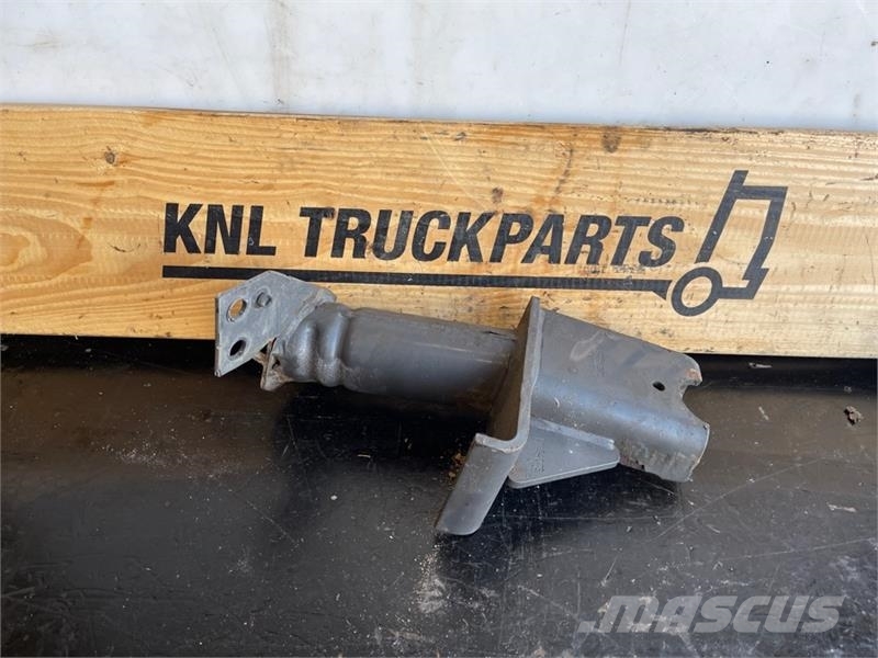 Volvo BUMPER BRACKET 82943981 Raamid