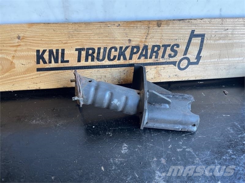 Volvo BUMPER BRACKET 82943981 Raamid