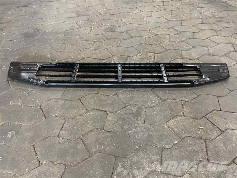 Volvo FRONT GRILL 82255346 Alusta ja jousitus