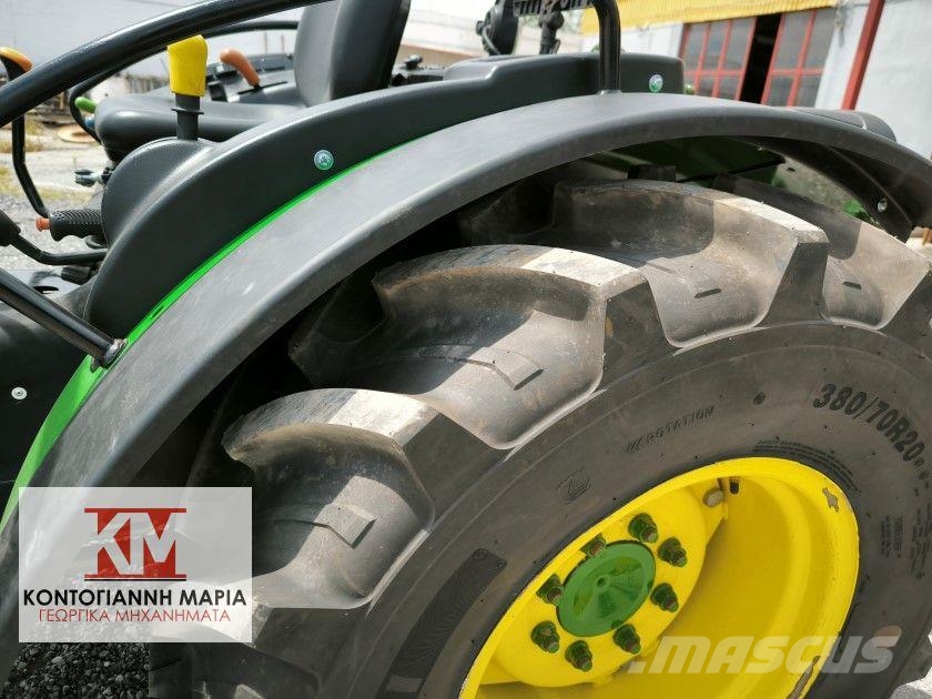 John Deere 5085 GL الجرارات