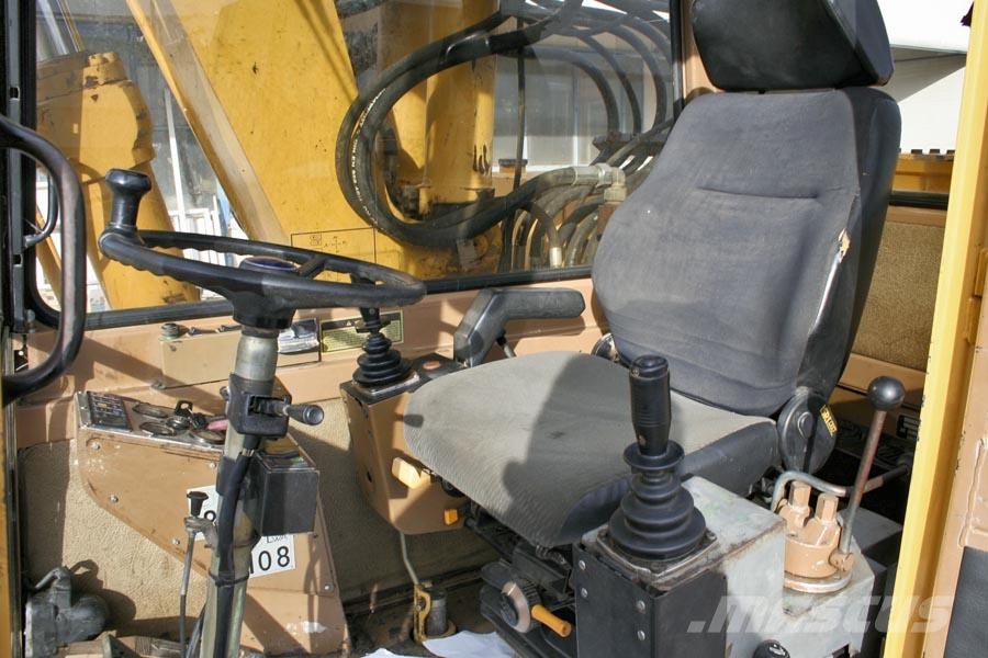 CAT 214B Bageri točkaši