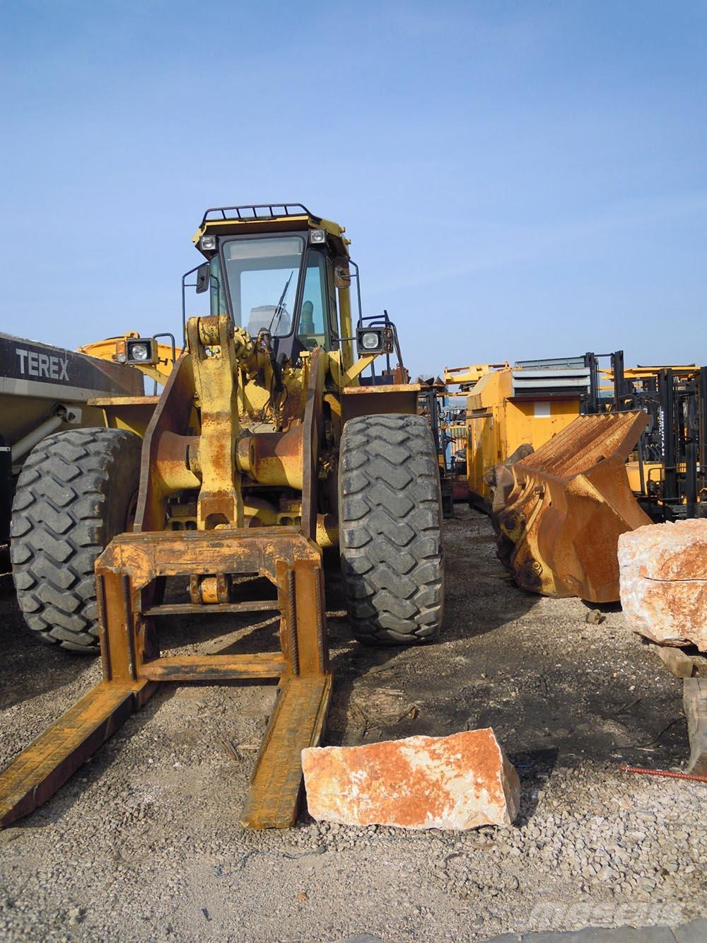 Komatsu WA500-1 Kolové nakladače