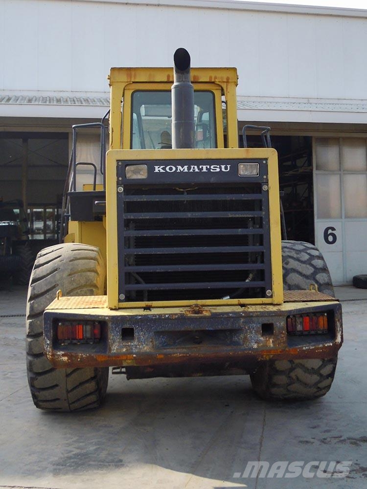 Komatsu WA500-1 Kolové nakladače
