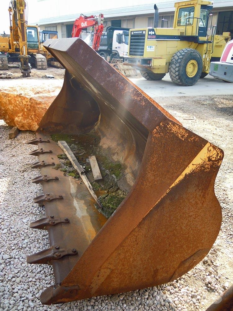 Komatsu WA500-1 Kolové nakladače