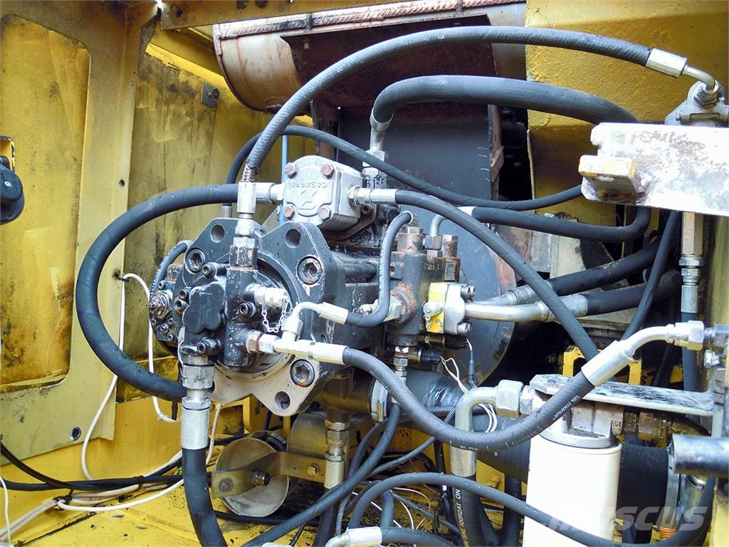 New Holland E305 Kāpurķēžu ekskavatori