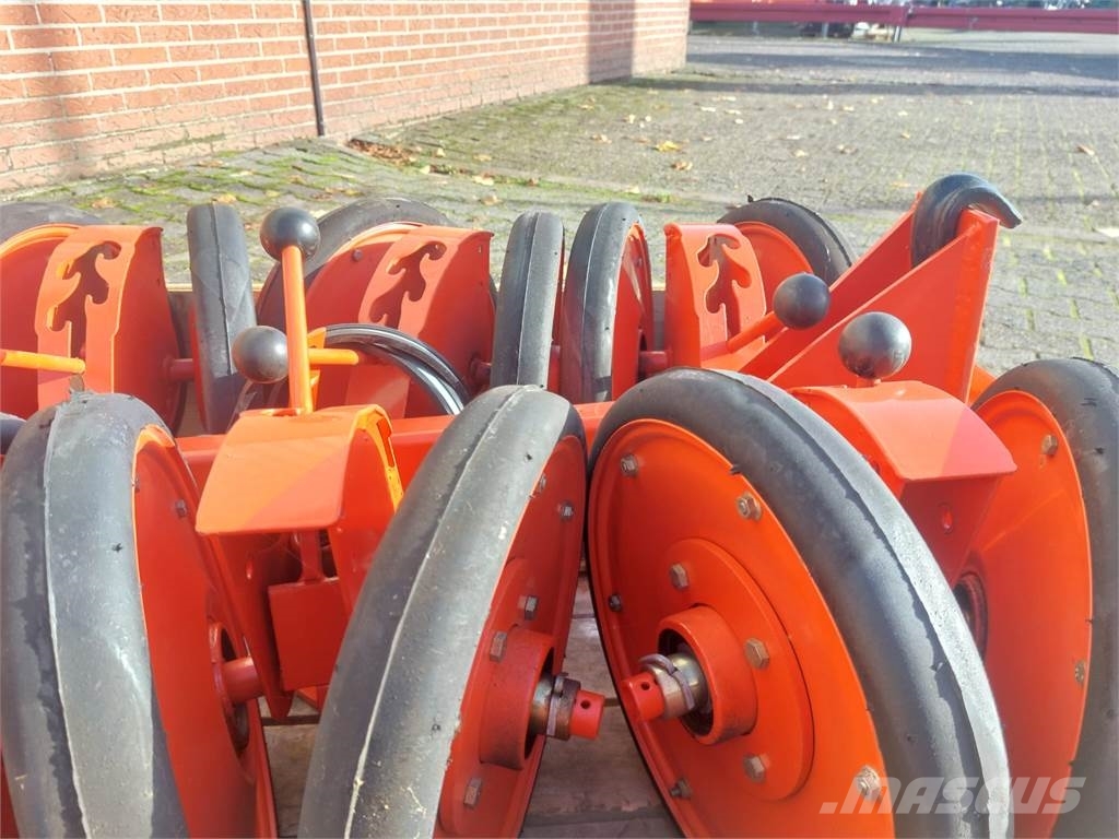 Kuhn Maxima Aandrukwielen Сільгосптехніка - Інші