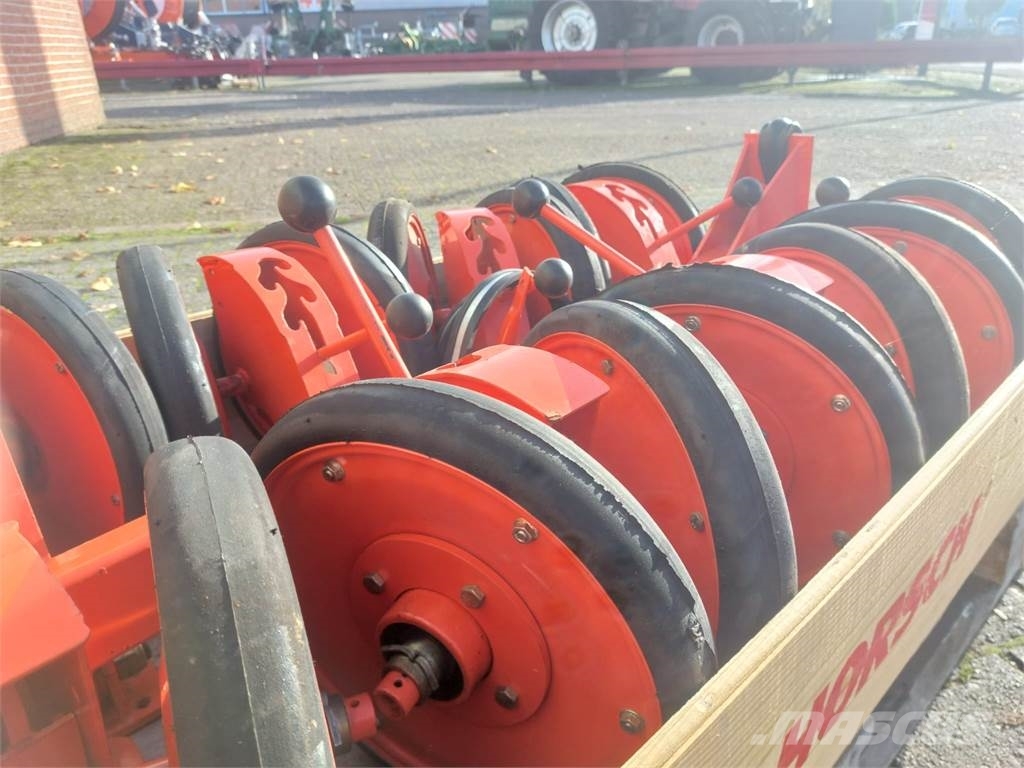 Kuhn Maxima Aandrukwielen Сільгосптехніка - Інші
