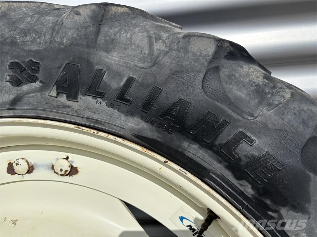  Set Alliance Banden 270/95R36 Verstelbare Velgen Traktoren