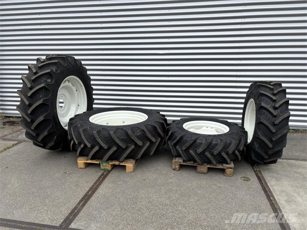Set Bkt Agrimax Banden 420/85R34 en 340/85R24 Vers Tractors