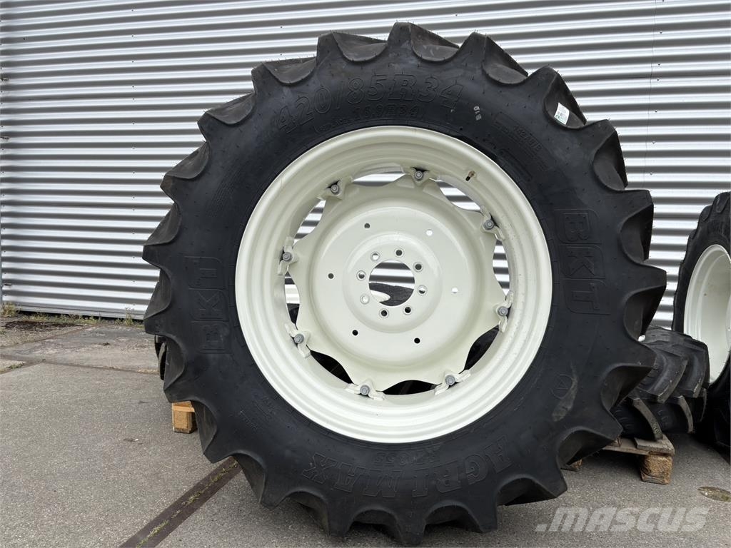 Set Bkt Agrimax Banden 420/85R34 en 340/85R24 Vers Tractors
