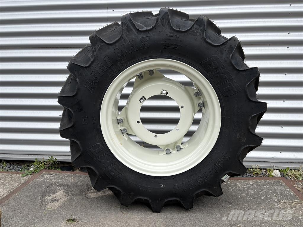 Set Bkt Agrimax Banden 420/85R34 en 340/85R24 Vers Tractors