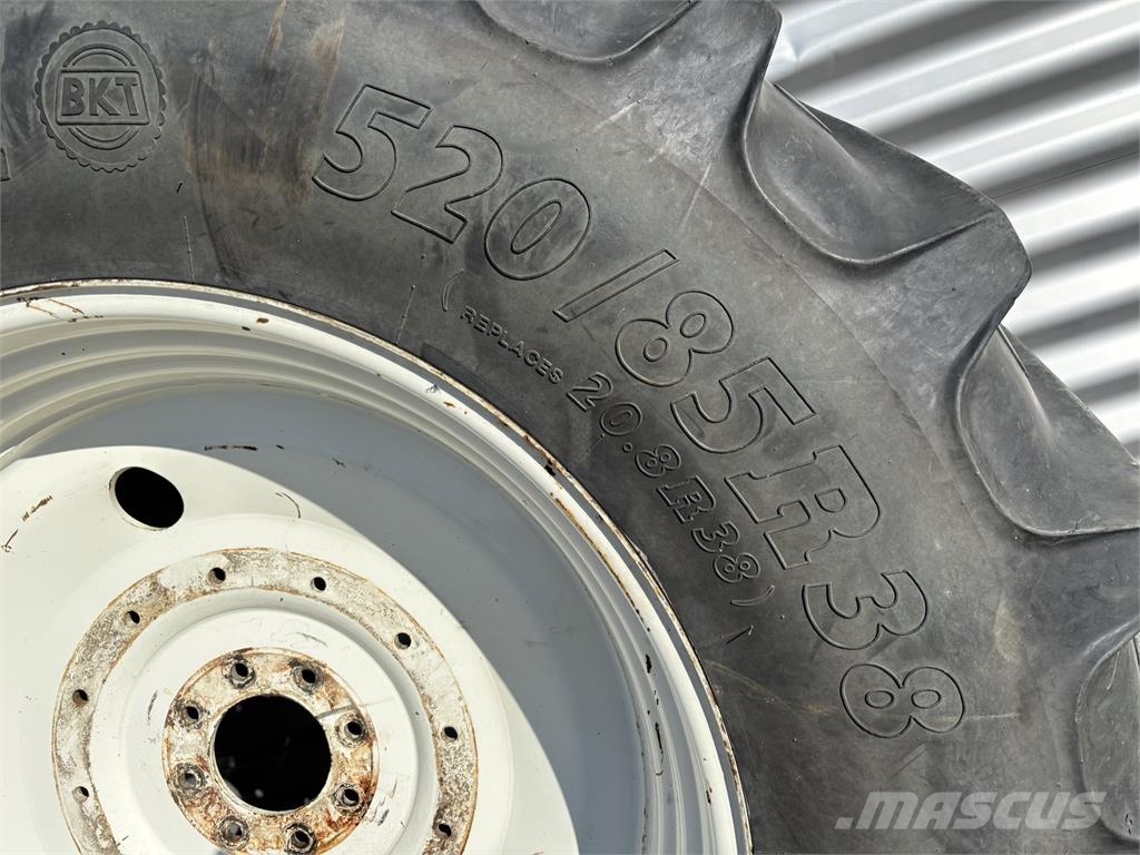  Set BKT Banden 520/85R38 Vaste Velgen Tractoren