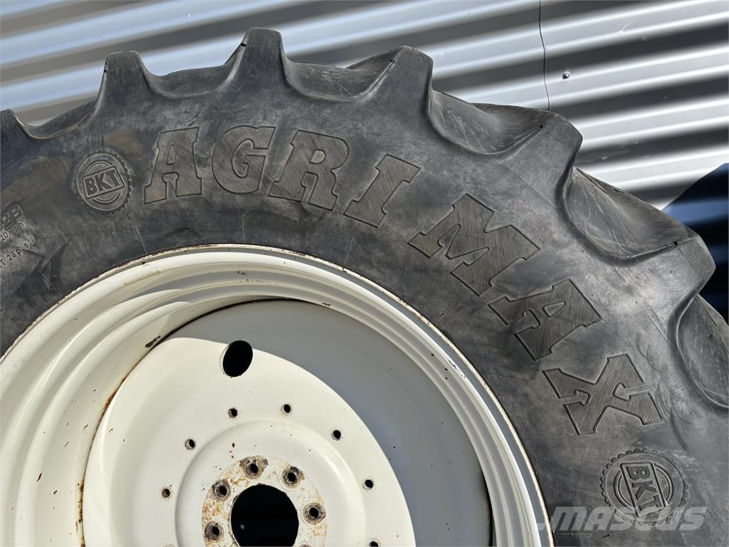  Set BKT Banden 520/85R38 Vaste Velgen Tractoren