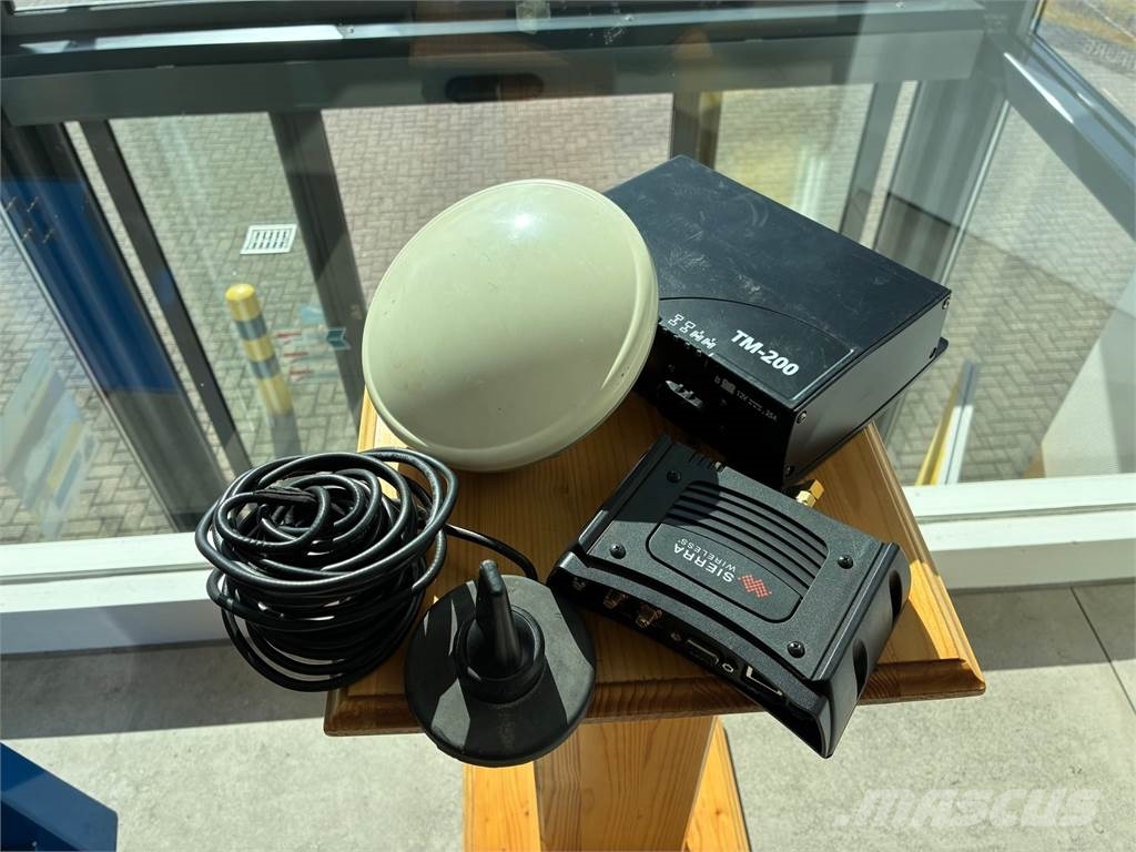 Trimble XCN 2050 + Nav III + AG25 + TM200 GPS Systeem 曳引機