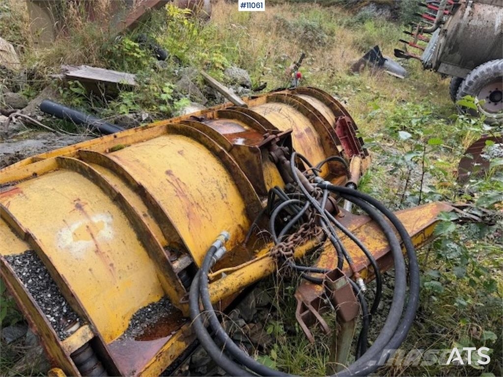 Brøyteplog Brøyteplog Снежные отвалы и плуги