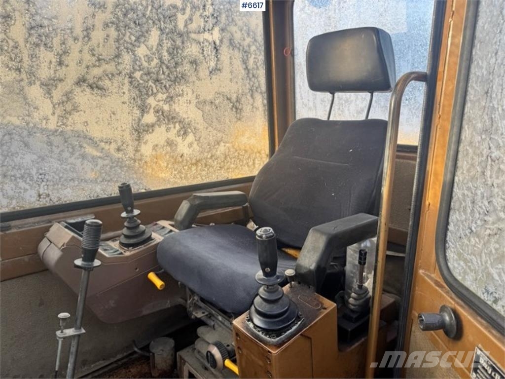 CAT 211BLC Bageri guseničari