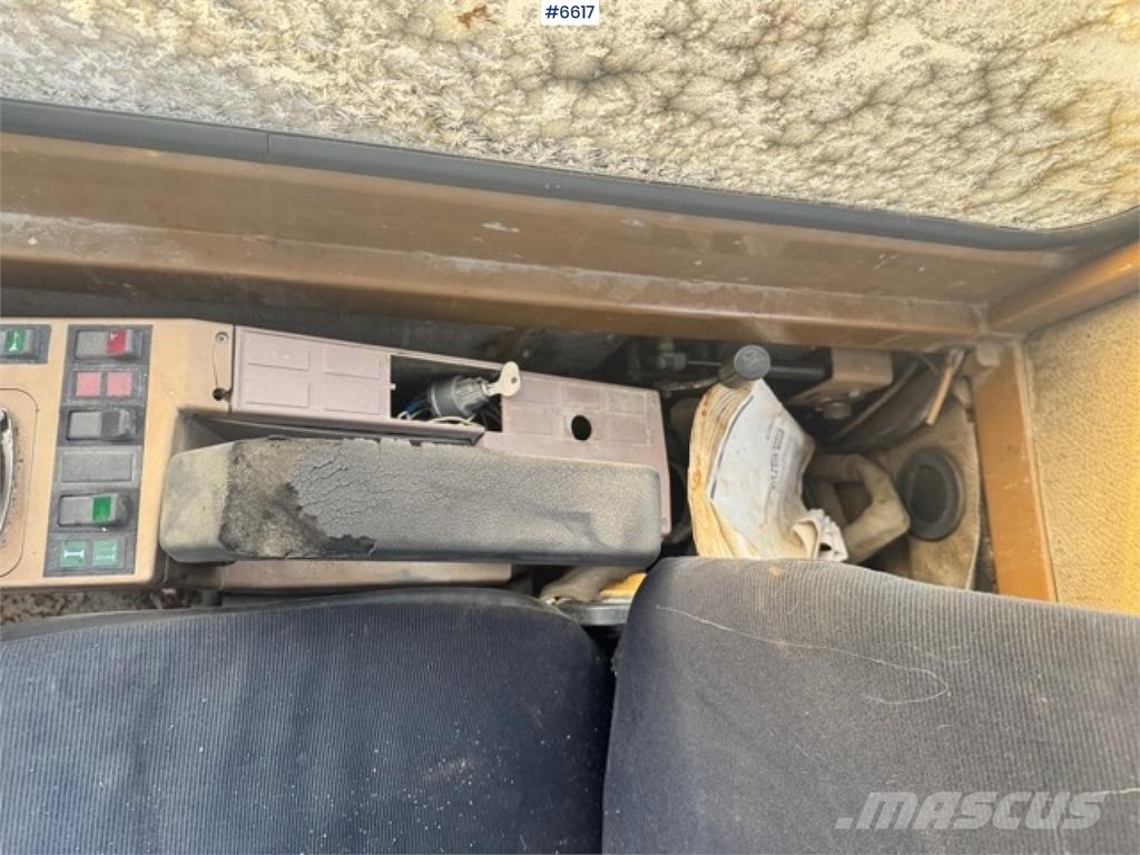 CAT 211BLC Bageri guseničari