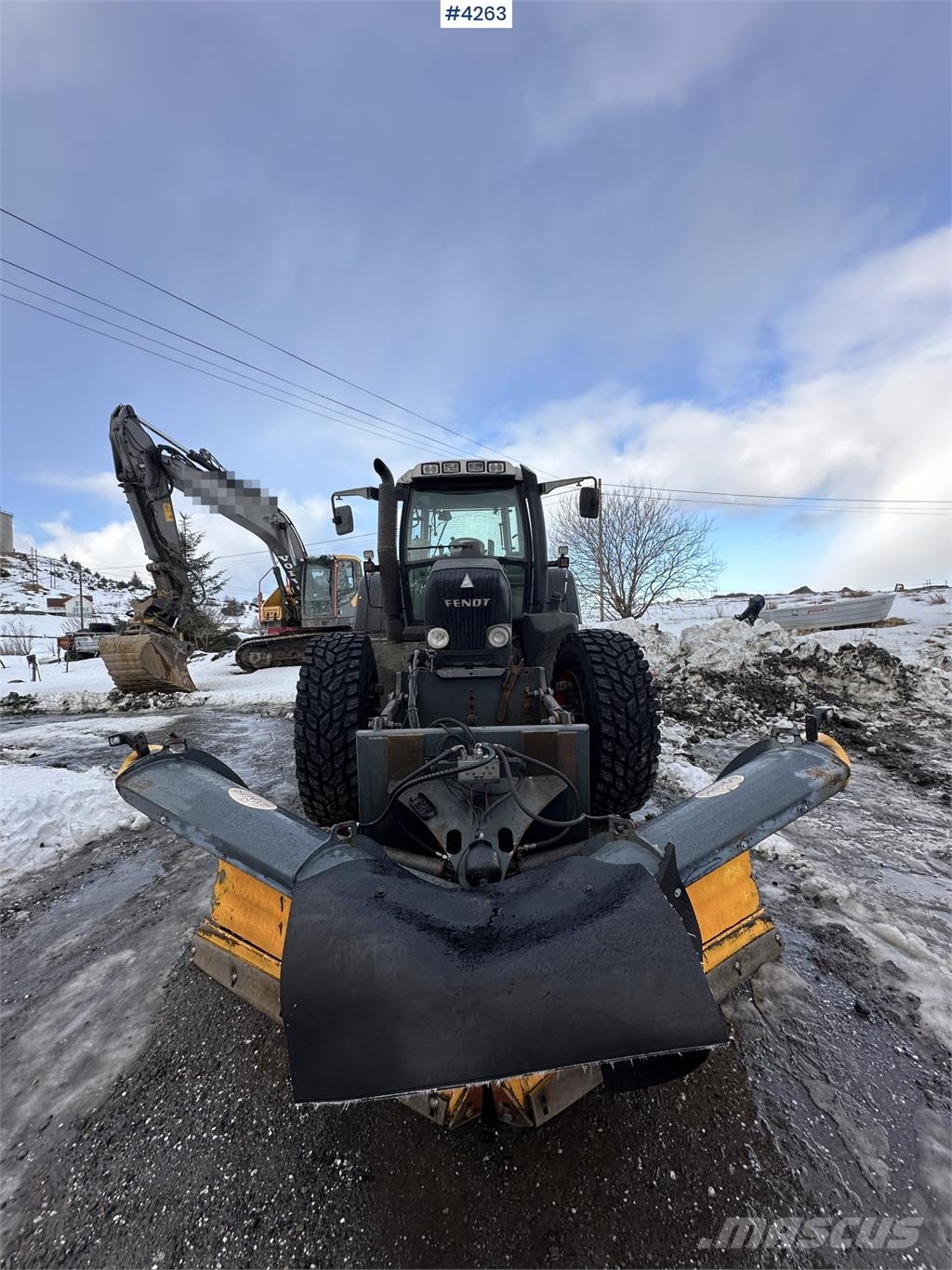 Fendt 820 Vario Tractors