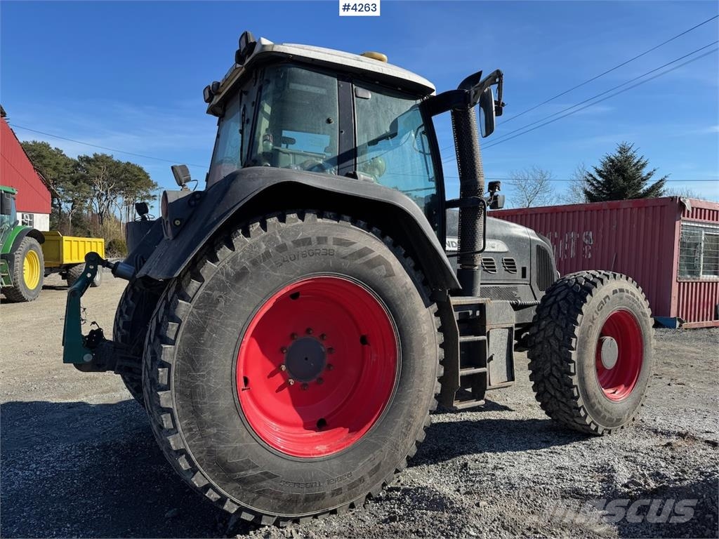 Fendt 820 Vario Tractors